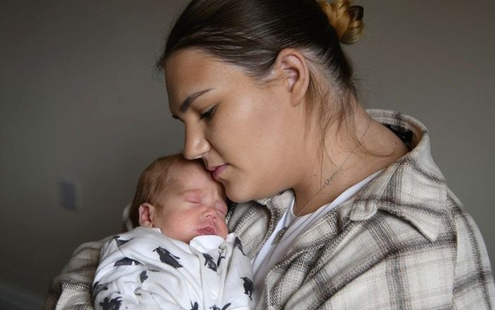 Hôn mê vì Covid-19 trong lúc mang thai, bà mẹ trẻ 'vỡ oà' khi biết con đã chào đời