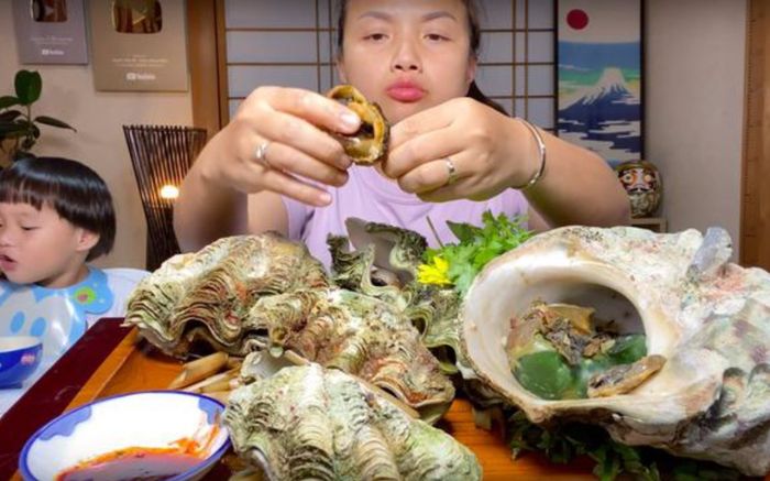 Loại sò khổng lồ cứng như đá, dùng búa đập may ra mới vỡ