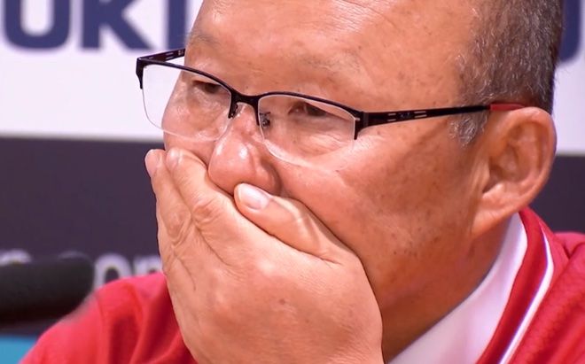 Bầu Hiển 'chê' HLV Park Hang Seo bảo thủ, fans phản bác: Để im cho ông ấy làm!