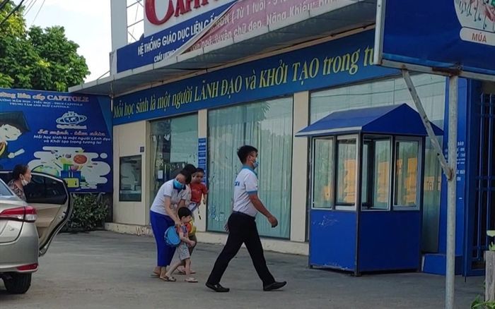 Một trường liên cấp ở Hà Nội tự ý mở cửa cho học sinh trở lại trường