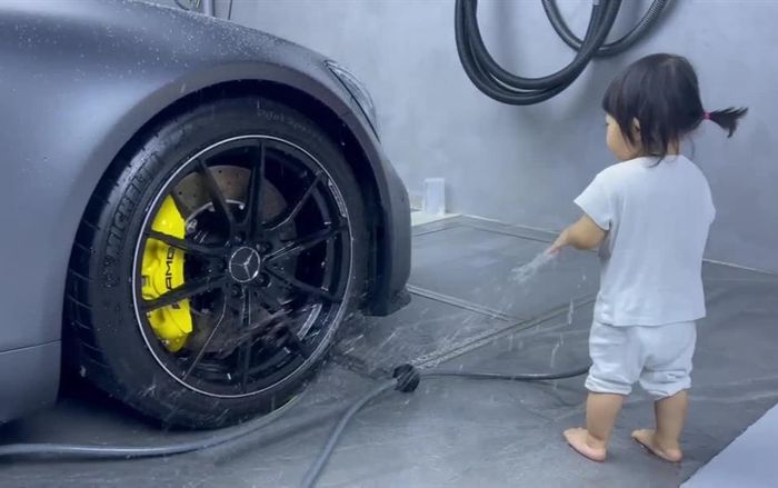 Ái nữ nhà Cường Đô La phụ rửa siêu xe cho bố, Minh Nhựa vào nói gì mà được 'rần rần' thả tim?