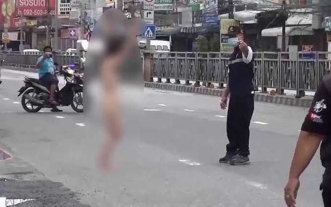 Nữ bệnh nhân Covid-19 khỏa thân chạy trên đường vì căng thẳng quá mức