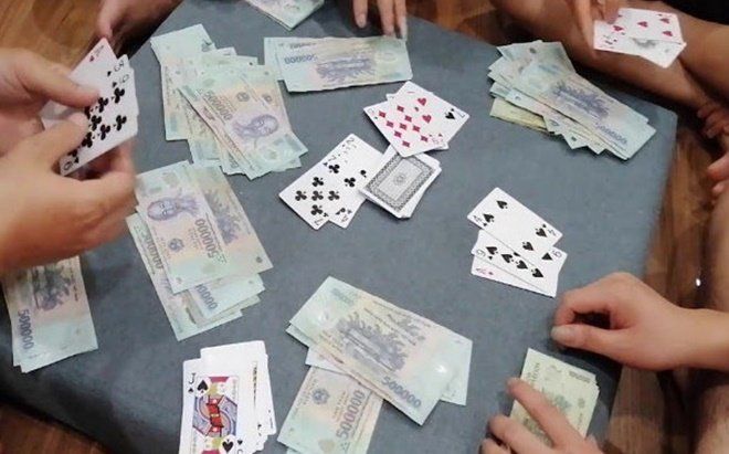 Thanh Hóa: Bắt quả tang 2 hiệu trưởng trường tiểu học trên chiếu bạc