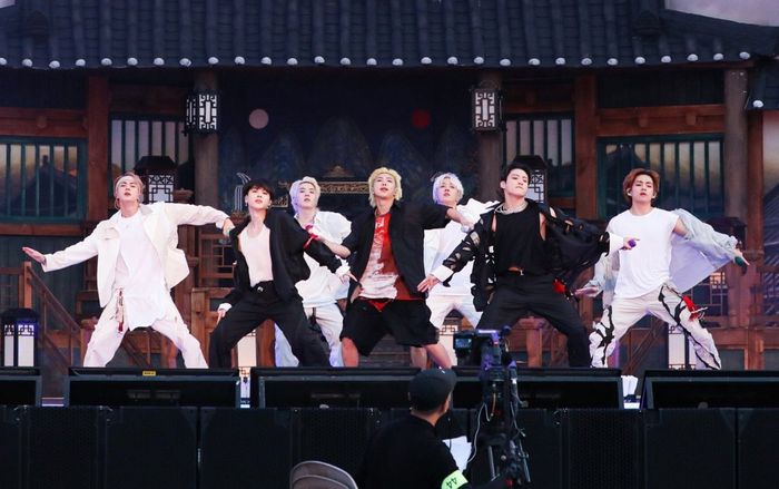 BTS 'cháy vé' cả 4 đêm concert trực tiếp tại Mỹ nhưng chuyện bán vé lại có thị phi