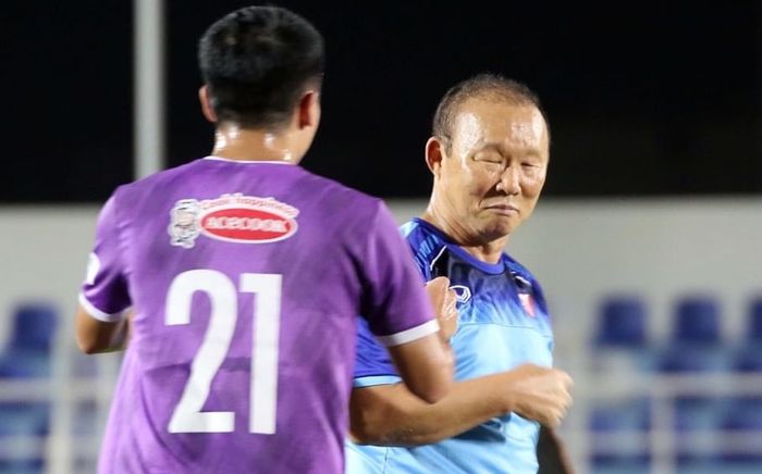 HLV Park Hang Seo và Phan Văn Đức có phản ứng gì sau khi bị bầu Hiển 'chê'?