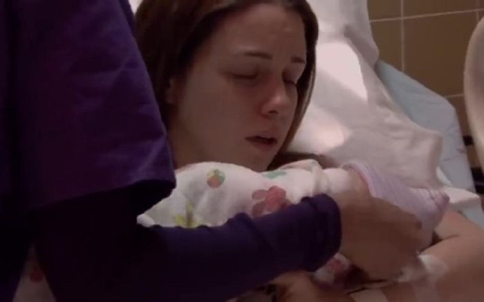 Vừa tỉnh dậy sau cơn hôn mê vì tai nạn xe hơi, thiếu nữ 'hóa đá' vì đột ngột lên chức mẹ