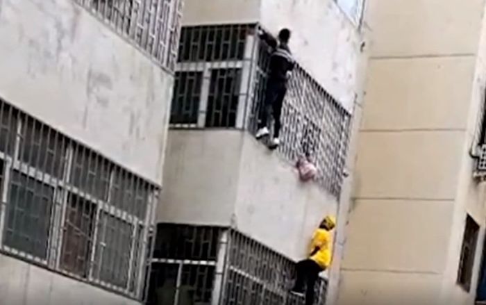 Clip: Shipper tay không trèo tầng 3 đỡ bé gái lơ lửng ngoài cửa sổ