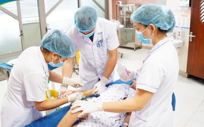 Bé 2 tháng tuổi ở Hà Nội bị uống nhầm axit, bỏng nặng vì người lớn tưởng vitaminD