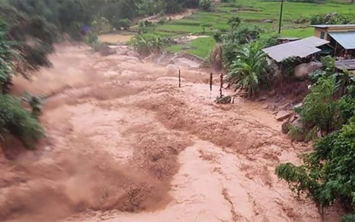Mưa lũ cuốn trôi 2 người ở Yên Bái, trong đó có một cháu bé 3 tuổi