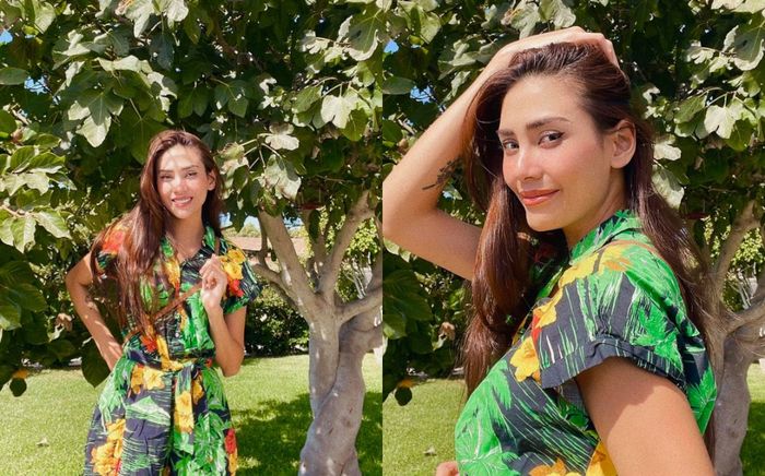 Võ Hoàng Yến mặc trang phục nền nã tạo dáng trong khu vườn xanh lá ngập tràn