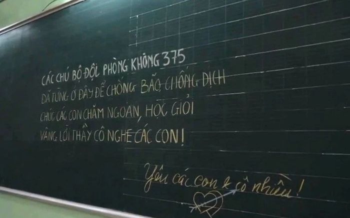 Dân mạng rần rần chia sẻ những dòng chữ trên bảng đen tại trường tiểu học sau khi bộ đội 'rút quân'