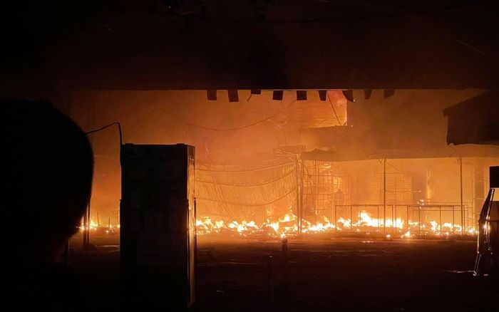 Cháy lớn tại chợ ở Hải Phòng trong đêm, hàng trăm ki ốt bị thiêu rụi