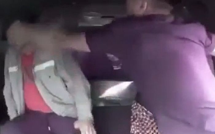 Cho rằng xe tải đi 'láo', 2 nam thanh niên hùng hổ chặn đầu xe rồi lao vào hành hung tài xế