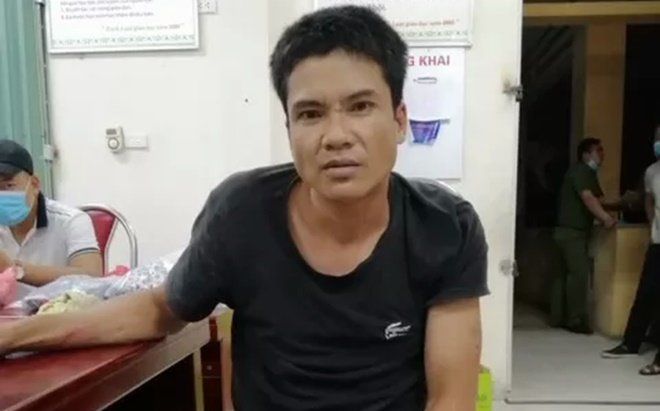 Gã đàn ông mặc váy đột nhập vào nhà vệ sinh trường tiểu học, khống chế cướp nhẫn vàng của nữ giáo viên
