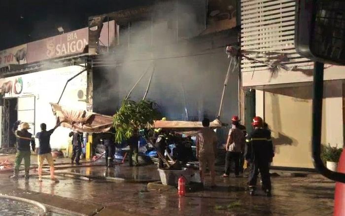 Garage ô tô ở TP.HCM cháy lớn, 3 'xế hộp' hạng sang bị thiêu rụi