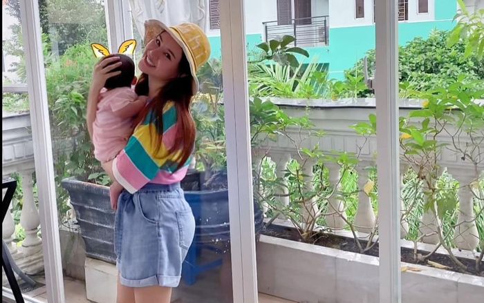 Vy Oanh khoe biệt thự chồng tặng với vườn trái cây, hồ cá Koi