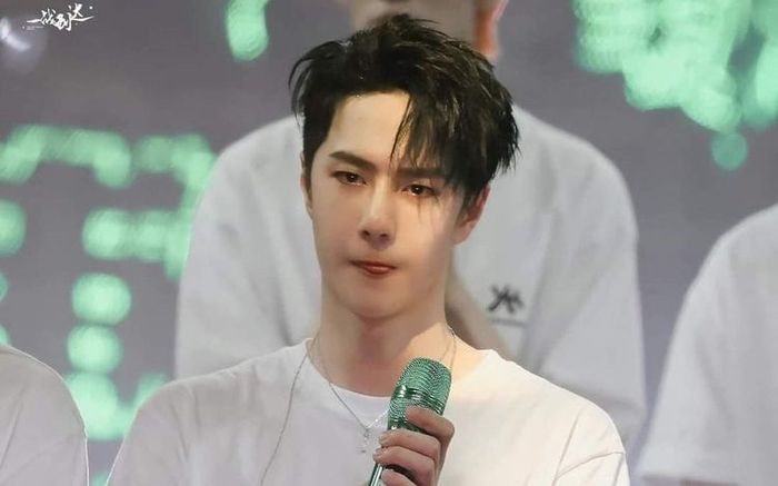 Thí sinh trong đội tranh cãi với fan, Vương Nhất Bác phản ứng ra sao?