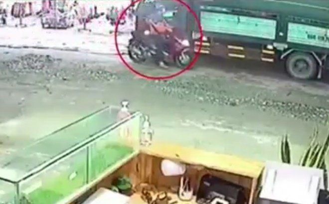 Thấy xe tải dừng trước chợ không khóa cửa cabin, thanh niên mặc áo shipper lẻn vào lấy đi 300 triệu đồng