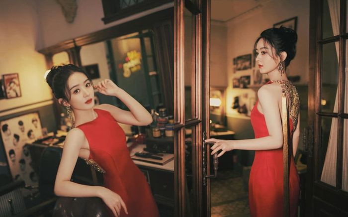 Triệu Lệ Dĩnh hiếm hoi mặc váy đỏ mang vẻ đẹp cổ điển hút mắt