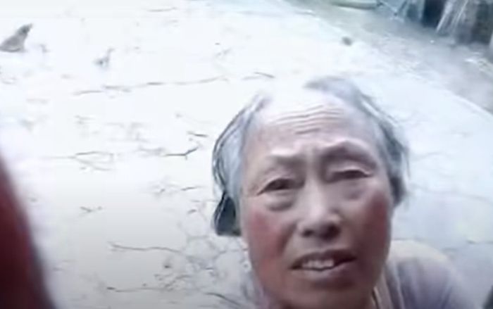 Người phụ nữ ngày nào cũng bắc thang lau camera, biết lý do ai nấy đều nghẹn ngào