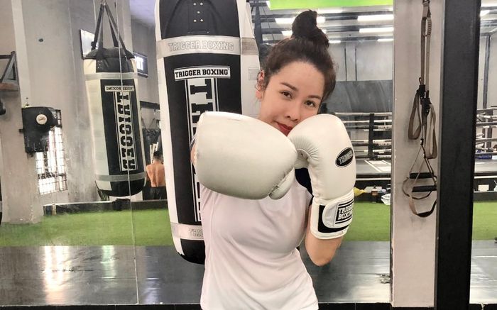 Sau khi 'tung' sao kê, Nhật Kim Anh thả dáng 'bốc lửa' ở phòng tập boxing