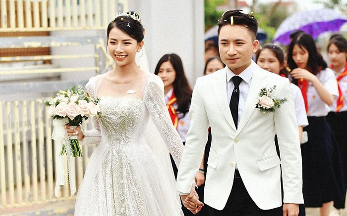 Bà xã tung ảnh kỉ niệm nửa năm ngày cưới, Phan Mạnh Quỳnh chốt một câu khiến netizen muốn 'xỉu ngang'