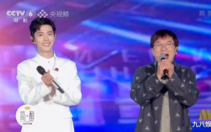 Tiêu Chiến và Thành Long hát chung sân khấu, thái độ của 'đàn anh' dành cho 'đàn em' gây chú ý