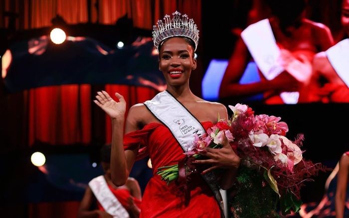 Nữ vũ công đăng quang Miss Universe Nam Phi 2021, nhan sắc lạ gây bàn tán