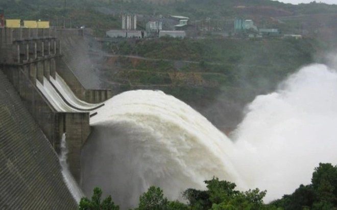 Thừa Thiên - Huế tạm dừng điều tiết nước tại thủy điện để tìm kiếm đôi vợ chồng mất tích trên sông