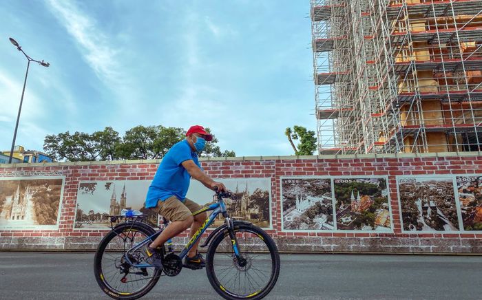 Người Sài Gòn đạp xe thể dục từ sáng sớm, tận hưởng không khí trong lành sau thời gian dài giãn cách
