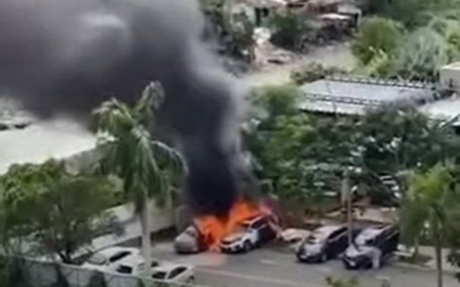 Clip ghi lại hiện trường vụ chồng đốt ô tô của tình địch vì nghi ngờ vợ 'cặp bồ' với sếp