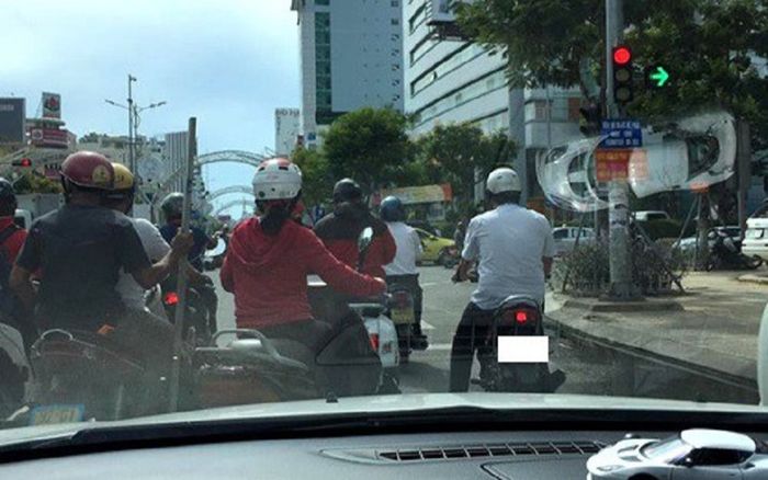 Clip: Tài xế ô tô mải nói chuyện, húc bay người đi xe máy dừng đèn đỏ giữa đêm mưa