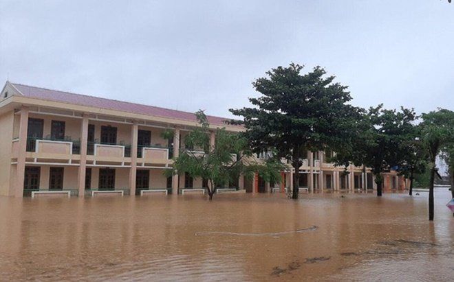 Mưa lũ khiến nhiều trường học bị ngập, một nữ sinh bị lũ cuốn trôi khi đi bắt cá