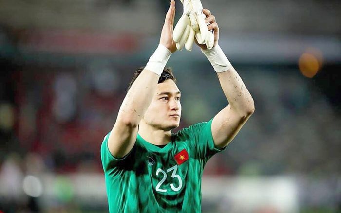 FIFA ra phán quyết vụ Muangthong United kiện Đặng Văn Lâm