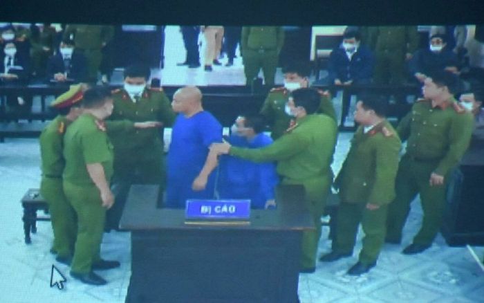 Đường Nhuệ 'sửng cồ' tại tòa, lớn tiếng gọi luật sư bị hại là 'thằng già'