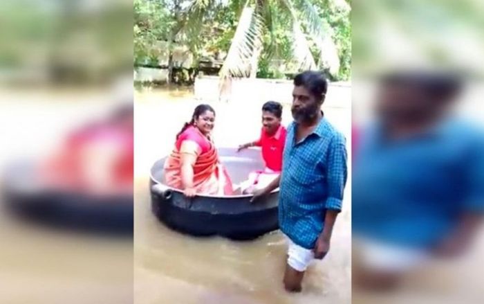 Clip: Cô dâu chú rể ngồi trong nồi lẩu lớn, vượt nước lũ tới đám cưới