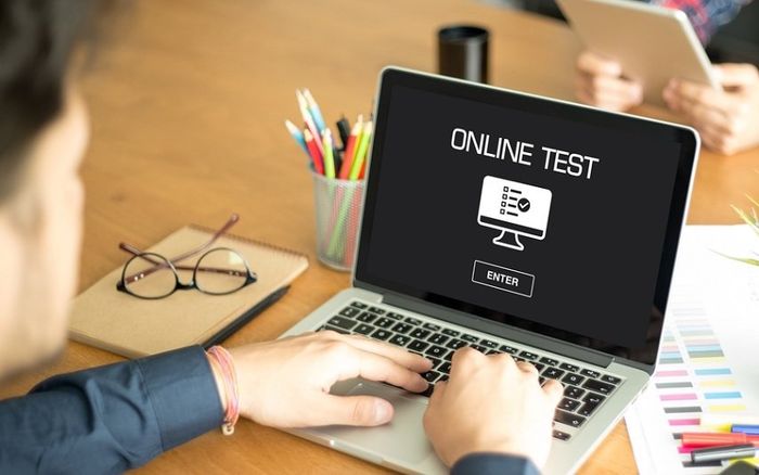 Nam sinh thi online chỉ trong 17 phút, lúc nộp bài mới ngã ngửa khi thấy thông báo của giáo viên