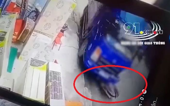 Clip: Nữ sinh chở 3 trên xe máy bị cuốn vào gầm xe tải, 1 người tử vong thương tâm