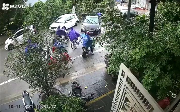 'Đứng tim' cảnh ô tô tiến lùi loạn xạ, người dân chứng kiến la hét thất thanh định bỏ của chạy thoát thân