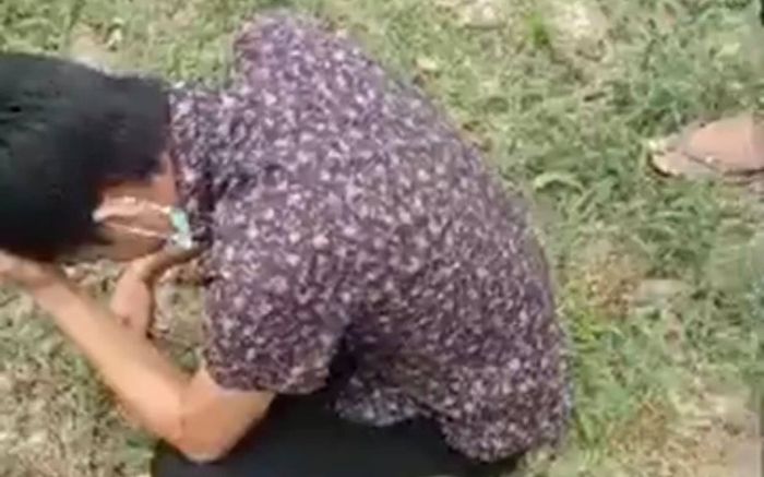 Vụ bé trai 2 tuổi mất tích: Xót xa khoảnh khắc người bố gục đầu bật khóc tại nơi phát hiện thi thể con