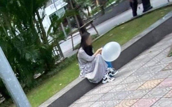 Hình ảnh cô gái ngồi một mình hút bóng trên vỉa hè ngày 20/10 khiến MXH xôn xao