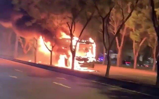 Xe khách giường nằm bất ngờ bốc cháy dữ dội trên đường, tài xế kịp thời chạy thoát thân