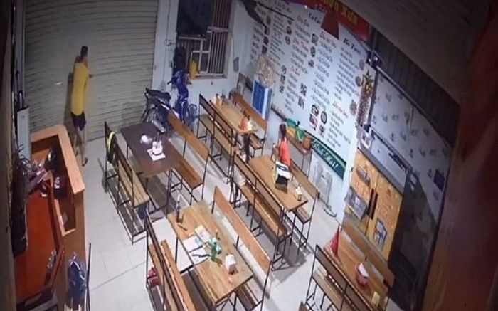Chồng vội lao ra tắt điện khi thấy vợ về, hành động sau đó khiến ai cũng bất ngờ