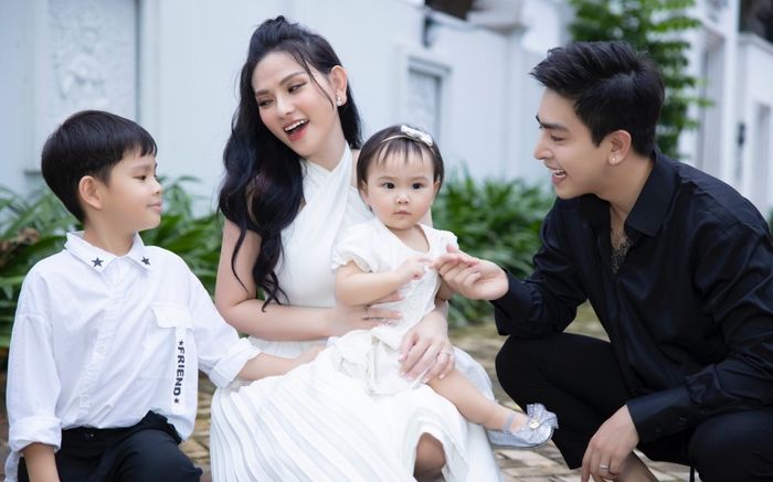 Sau giãn cách, Thu Thủy khoe khoảnh khắc hạnh phúc bên ông xã và hai con trong ngày đặc biệt
