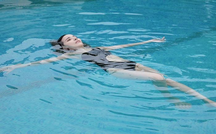 Cao Thái Hà diện swimsuit cắt xẻ táo bạo, thần thái đỉnh cao hút hồn mọi ánh nhìn