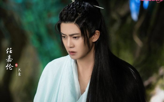 Nhậm Gia Luân bị chỉ trích vì đeo múi giả, fan đáp trả cực gắt:'Còn cái đuôi tự mọc trên người anh ấy à?'