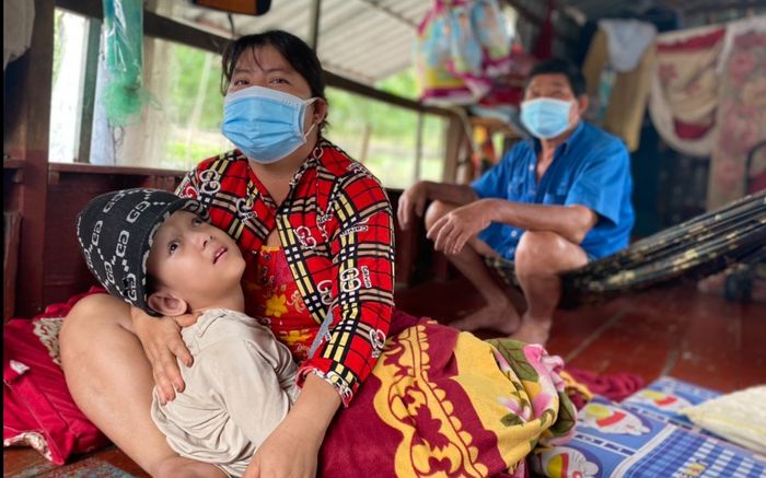 Gia đình 3 thế hệ 10 năm sống chông chênh trên ghe giữa lòng Sài Gòn chăm các con bệnh tật