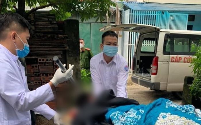 Nam thanh niên bị chém nguy kịch, được đưa đi cấp cứu trong tình trạng dao vẫn găm trên đầu