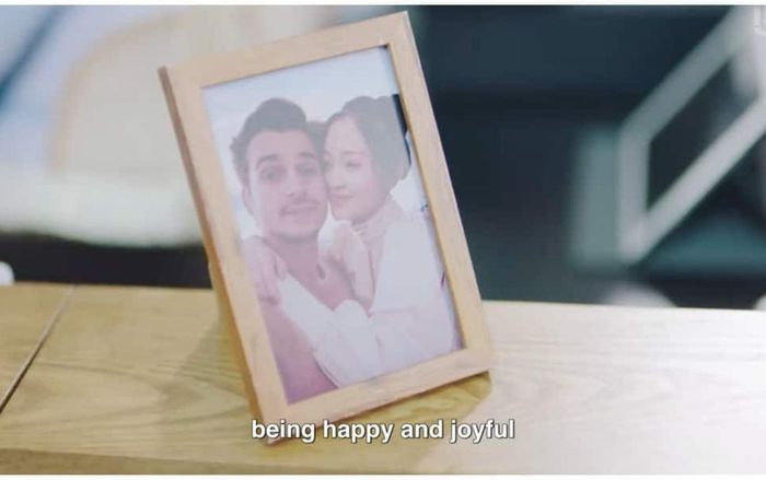 Hotgirl sốc khi đang xem phim thì thấy ảnh bạn trai ôm ấp cô gái khác, 'ngã ngửa' với sự thật phía sau