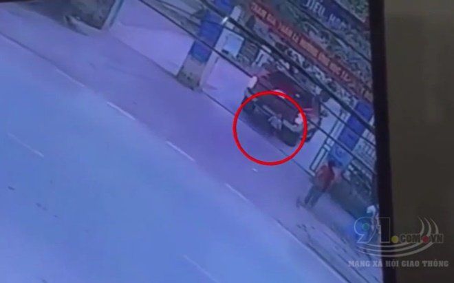 Clip: Lái ô tô bán tải ra khỏi cổng trường, tài xế bất cẩn lùi trúng người khiến cháu bé bị cuốn vào gầm